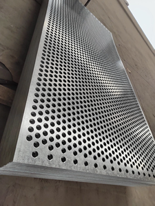 Tôle métallique antidérapante perforée à fentes - Product Image 4