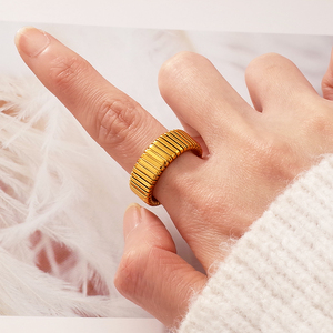 Bague élastique classique minimaliste en acier inoxydable plaqué or, étanche, tendance, pour hommes et femmes, idéale pour les mariages (vente en gros) - Product Image 2