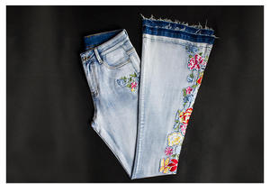 Fabrication sur mesure de haute qualité taille haute pour <span class=keywords><strong>femme</strong></span> broderie de <span class=keywords><strong>fleurs</strong></span> 3D pantalon en denim pantalon pour dames jeans évasés décontractés - Product Image 2