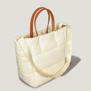 Amazons, superventas, 2024, nuevos <span class=keywords><strong>bolsos</strong></span> de mano a la moda para <span class=keywords><strong>mujer</strong></span>, nuevo diseño de lujo para <span class=keywords><strong>mujer</strong></span>, bolso de mano grande acolchado de gran tamaño, bolso grande acolchado - Product Image 3