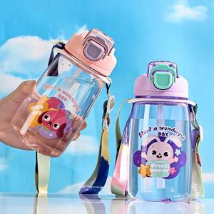 En stock – Bouteille <span class=keywords><strong>d</strong></span>'eau en plastique PC de 600 ml avec paille pour enfants, motif dessin animé, avec sangle <span class=keywords><strong>d</strong></span>'épaule pour l'école, les activités de plein air et les voyages - Product Image 3