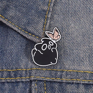 Badges amusants à thème sombre, boule <span class=keywords><strong>de</strong></span> <span class=keywords><strong>charbon</strong></span> noir, décoration papillon rose, épingles <span class=keywords><strong>de</strong></span> dessin animé personnalisées, broches pour vêtements et sacs à dos - Product Image 3