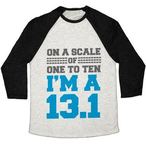 Sur une échelle de 1 à 10, je suis un 13.1 (bleu) : T-shirt de baseball unisexe en tissu mélangé. - Product Image 1