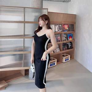 Runqi ชุดเดรสสายเดี่ยวสีดำของผู้หญิงพร้อมชุดเดรสลำลองผ่าข้างยาวคลุมเข่า N8377 - Product Image 5