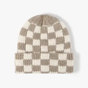 Grosir dalam stok populer akrilik uniseks warna-warni hangat topi rajutan kotak-kotak musim dingin topi beanie jacquard kustom topi kotak-kotak
