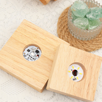 Support de base carré éclairé de nuit LED ornement d'art en résine avec base d'affichage en bois et corps en PVC pour la décoration de la chambre à coucher