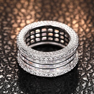 Anello di Fidanzamento Geometrico con Pavé per Donne, Gioiello Elegante e Scintillante - Product Image 3