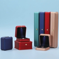 Boîte à bijoux rectangulaire EVERWIN Teal avec insert en velours et lumière LED, élégante boîte de rangement pour bague, pendentif, collier, bracelet