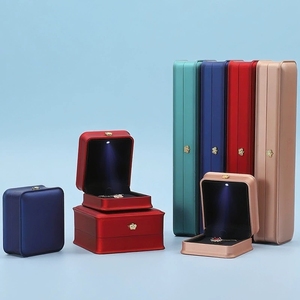 Caja de Joyería Rectangular Color Verde Azulado EVERWIN con Inserto de Terciopelo, Luz LED, Elegante Estuche de Almacenamiento para Anillos, Colgantes, Collares y Pulseras - Product Image 5
