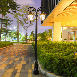 Lampadaire de jardin extérieur en fer avec abat-jour en verre LED, lumière blanc chaud 2700K, IP66, ampoule A19 non amovible, AC 220V, détecteur de mouvement, alimenté par énergie solaire - Product Image 4