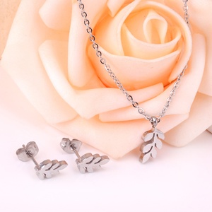 Nouveauté : Parure de bijoux en or avec pendentif feuille, collier et boucles d'oreilles pour femme, en vente - Product Image 6