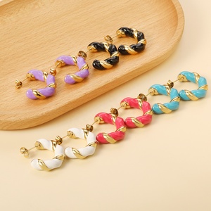 Orecchini a Cerchio Geometrici in Acciaio Inossidabile Placcati Oro 18k, Forma a C Intrecciata con Gocce Colorate, <span class=keywords><strong>Gioielli</strong></span> Unisex di Tendenza - Product Image 2