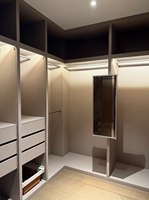 Dressing moderne de luxe sur mesure avec îlot central et panneaux de porte noirs pour villas haut de gamme à Brisbane