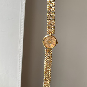 Reloj <span class=keywords><strong>de</strong></span> <span class=keywords><strong>cadena</strong></span> <span class=keywords><strong>de</strong></span> oro Vintage <span class=keywords><strong>de</strong></span> lujo para mujer, movimiento <span class=keywords><strong>de</strong></span> cuarzo <span class=keywords><strong>de</strong></span> moda <span class=keywords><strong>de</strong></span> nicho antiguo <span class=keywords><strong>de</strong></span> gama alta, caja <span class=keywords><strong>de</strong></span> aleación gruesa <span class=keywords><strong>de</strong></span> 10mm, esfera <span class=keywords><strong>de</strong></span> cristal - Product Image 1