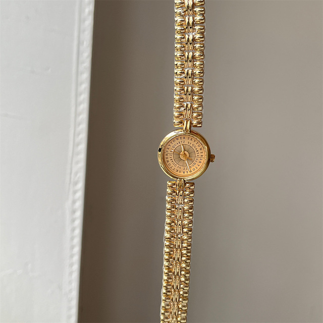 Women's Luxury Vintage Gold Chain Watch High-End Antique Niche Fashion Quartz Movement 10mm Thick Alloy Case Glass Dial