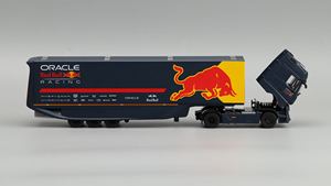 Modèle de camion RedBull en alliage d'aluminium moulé sous pression à l'échelle 1:64 de la série COSMOS Actors pour collectionneurs et passionnés de culture F1 - Product Image 4