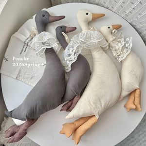 Peluche Canard en Lin Élégant avec Col en Dentelle et Écharpe Brodée, Jouet Décoratif pour la Maison - Product Image 4