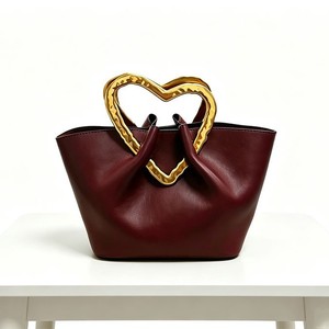 Sac fourre-tout de luxe en cuir souple <span class=keywords><strong>bordeaux</strong></span> ondulé avec poignée cœur dorée pour femme, idéal pour les soirées élégantes - Product Image 1