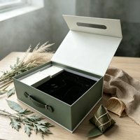Boîte de présentation rigide haut de gamme écologique bicolore vert sauge et crème avec couvercle gaufré, sangle de transport et plateau intérieur personnalisé |