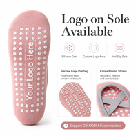 Chaussettes de Pilates antidérapantes en coton à marque privée avec points en silicone sur toute la semelle, chaussettes personnalisées avec logo pour la vente au détail en studio