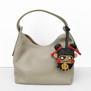 Bolso Hobo de Cuero con Colgante de Mascota Pequeño Nezha, Hecho a Mano con Cuero Genuino - Product Image 1