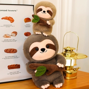 ตุ๊กตาสลอธถือกิ่งไม้ ของเล่นสัตว์นุ่มนิ่ม วัสดุผ้าพลัฌ ตุ๊กตาเพื่อนเล่น ของขวัญวันเกิด ขายส่งจากโรงงานโดยตรง - Product Image 3