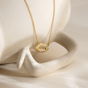 Collier pendentif lèvres en acier inoxydable plaqué or 18 carats avec diamants blancs sertis pavé, bijoux de mode pour soirée - Product Image 4