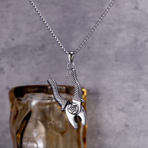 Pendentif en forme de pince en acier titane avec gravure d'étoile pour hommes et femmes, collier de style vintage SP594 - Product Image 1