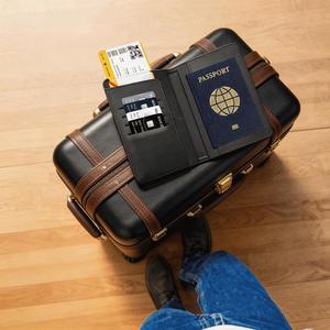 Porte-passeport personnalisé <span class=keywords><strong>Apple</strong></span> Find My & Google <span class=keywords><strong>Android</strong></span> en cuir PU avec blocage RFID, charge sans fil, GPS, porte-passeport de voyage - Product Image 4