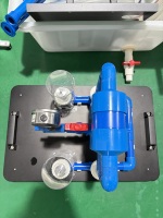 Aparato Experimental de Bomba de Agua con Bandeja de Drenaje Integrada para Contención de Fugas Durante Pruebas de Enseñanza de Energía Hidráulica