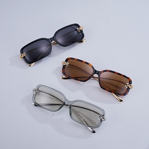 Gafas de Sol Rectangulares de Diseño para Mujer, Montura de Acetato con Efecto Carey, Detalle de Nudo Dorado, Protección UV400, Gafas de Sol de Moda para Exteriores - Product Image 1