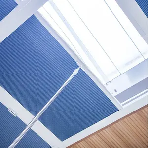 天窓セルラーシェードウィンドウ用ハニカムブラインド、UV保護断熱材。青い空