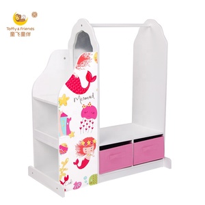 <span class=keywords><strong>Porte</strong></span>-vêtements <span class=keywords><strong>en</strong></span> <span class=keywords><strong>bois</strong></span> pour fille Toffy & Friends avec étagère de rangement et miroir <span class=keywords><strong>en</strong></span> forme de sirène - Product Image 1