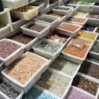 Vente en gros de copeaux de cristal de quartz naturel transparent, gravier de cristal de quartz et pierres concassées pour la décoration DIY de la maison et des fêtes