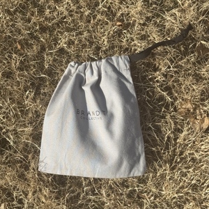 Pochette en toile de coton personnalisée en gros pour bijoux, biodégradable, avec rubans noirs – pour bracelets et bagues, certifiée GOTS - Product Image 4