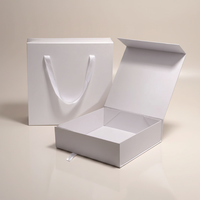 Boîte cadeau magnétique blanche mate impeccable avec sac à poignée en satin assorti pour vêtements de luxe et image de marque professionnelle
