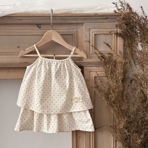 Conjunto de dos piezas con top y falda corta con lunares para niña, conjunto informal transpirable de verano - Product Image 2