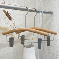 Cintres en bois pour enfants, crochet métallique avec clip antidérapant, produits de luxe, fabrication chinoise, vente en gros,
