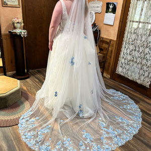 <span class=keywords><strong>Voile</strong></span> <span class=keywords><strong>de</strong></span> <span class=keywords><strong>mariée</strong></span> cathédrale brodé <span class=keywords><strong>de</strong></span> fleurs, <span class=keywords><strong>long</strong></span> <span class=keywords><strong>voile</strong></span> <span class=keywords><strong>de</strong></span> <span class=keywords><strong>mariée</strong></span> en tulle <span class=keywords><strong>avec</strong></span> ourlet <span class=keywords><strong>de</strong></span> fleurs colorées pour la photographie en église - Product Image 6