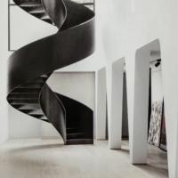 Premium Innenwendeltreppensystem für Moderne Lofts mit Maßgefertigter Stahlsäule und Eleganten Holzstufen