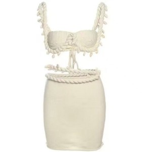 Nouvel ensemble 2 pièces tendance en tricot de laine fait main au crochet, composé d'un haut licou et d'une jupe courte à motif torsadé - Product Image 3