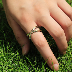 Anello a X Bicolore da Donna, Gioiello Creativo Minimalista alla Moda, Aperto e Regolabile, Anello Trendy per Uso Quotidiano - Product Image 5