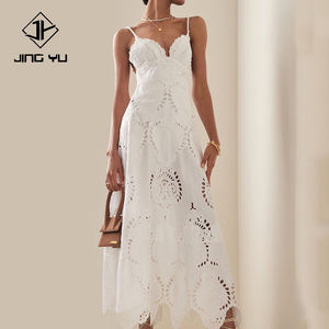 Le fabricant conçoit une robe élégante à col en V, à découpes, à bretelles, brodée, en coton, sur mesure, de style maxi. - Product Image 1