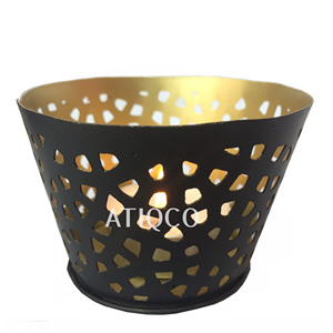 Vente en gros de porte-bougies décoratifs en fer faits à la main Atiqco avec impression bicolore style Surahi - Product Image 6