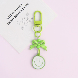 Porte-clés en plastique avec visage souriant mignon, breloque nœud, pendentif mousqueton multicolore, léger, style Kawaii - Product Image 5