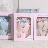 Bouquet de roses éternelles florales de petite taille de qualité supérieure, boîte cadeau artisanale en papier avec ruban métallisé, nœud et bouton perlé pour anniversaire et Saint-Valentin