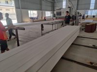 Plinthe en MDF apprêté blanc avec profil à bords arrondis pour la finition moderne des murs et des sols intérieurs