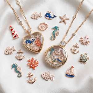 Ciondolo Portafoto Retrò Personalizzabile Apribile e Chiudibile, Design Cavo <span class=keywords><strong>Trasparente</strong></span>, Colore Oro 18k - Product Image 3
