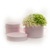 Boîte à fleurs ronde rigide rose clair personnalisée avec extrémité en plastique et poignée en ruban de satin pour l'emballage de fleurs fraîches et de bouquets