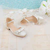Chaussures habillées pour enfants personnalisées OEM, en PU blanc nacré métallisé, à bout carré et talon épais, avec double nœud et boucle couronne en cristal, pour occasions formelles